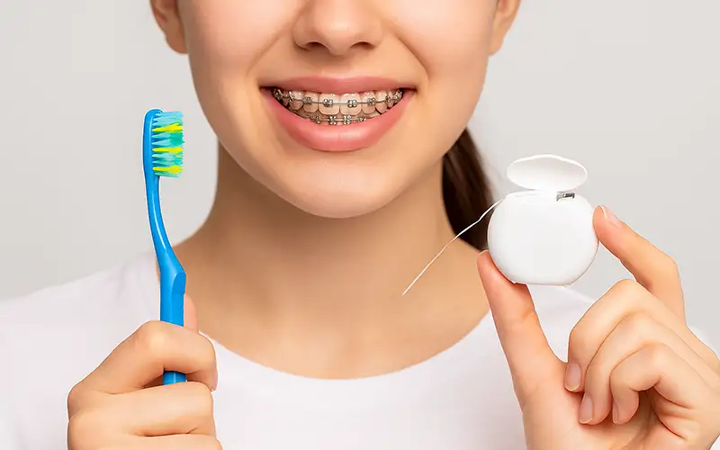 مسواک زدن و نخ دندان کشیدن با براکت ها